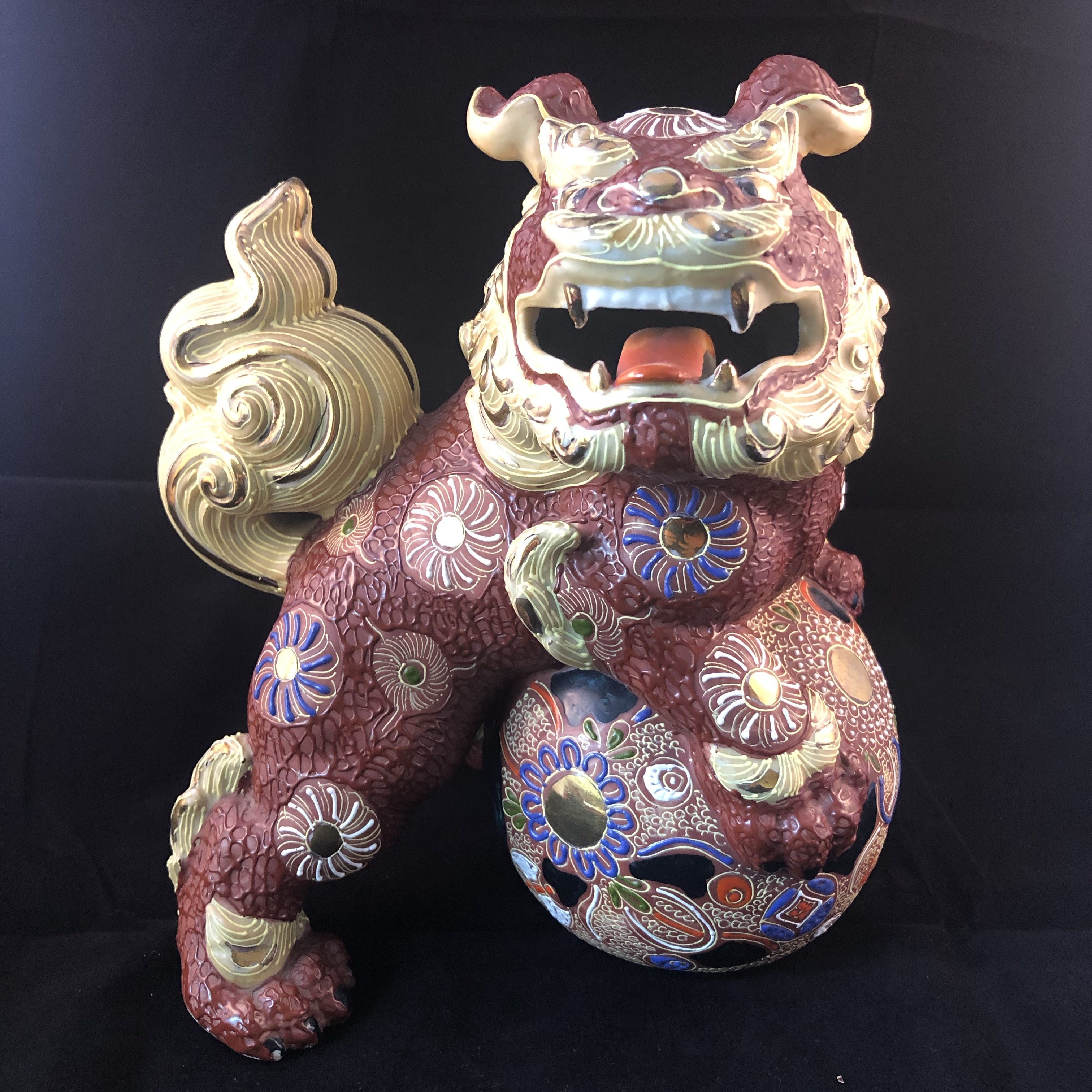 You are currently viewing Japanese Kutani Foo Dog Lion Gilt Statue