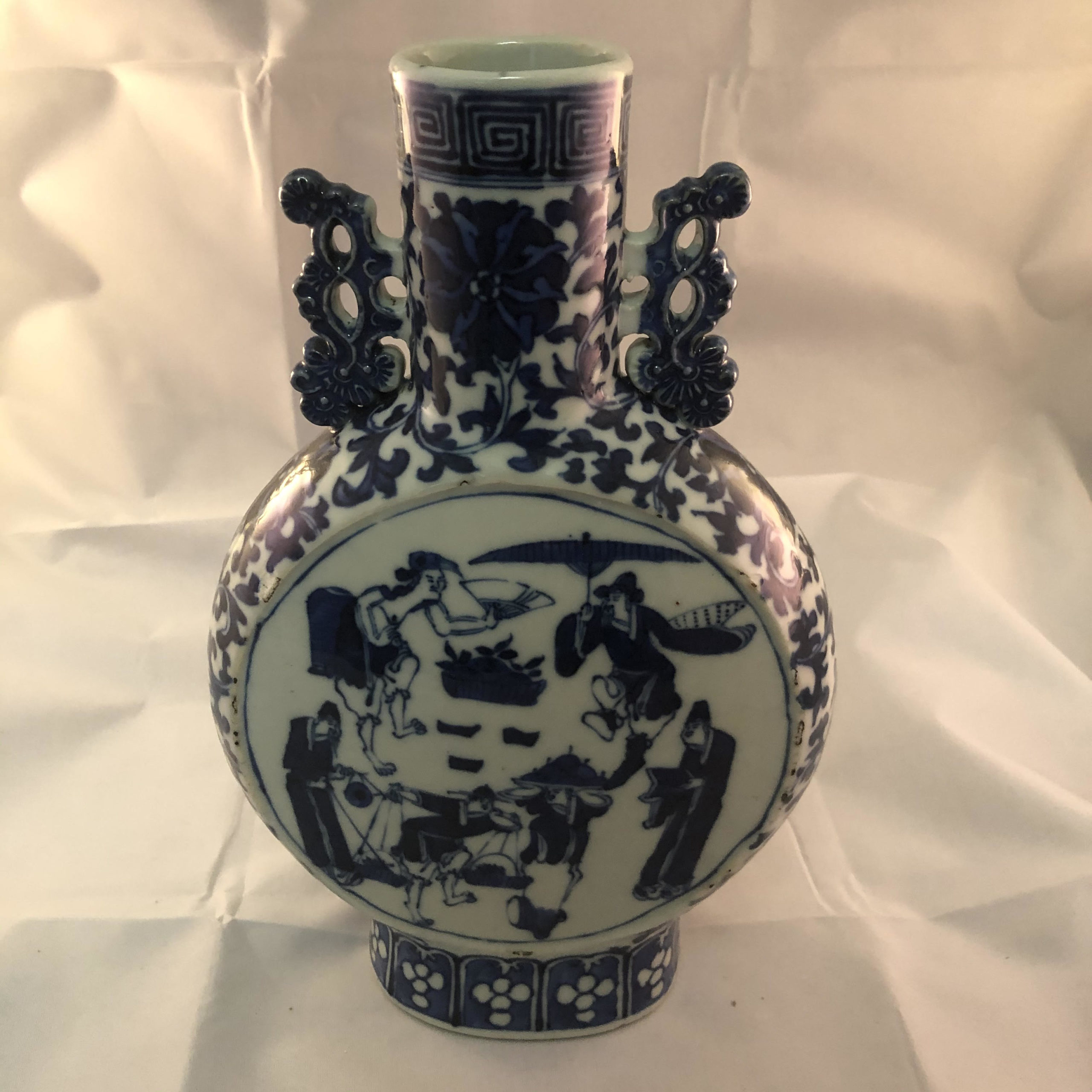 You are currently viewing A Magnificent MoonFlask Painted in Rich Underglaze Blue And White(青花抱月瓶)